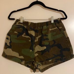 Forever 21 Elastic Waist Cargo Shorts in Camo